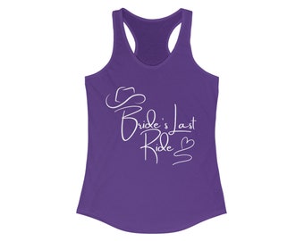Puede incluir: Camiseta de tirantes morada con un gráfico blanco que dice "Bride's Last Ride" con un sombrero de vaquero y un diseño de corazón.