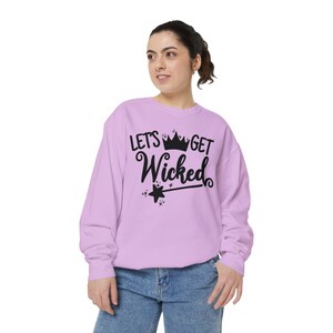 Let&#39;s Get Wicked Sweat-shirt teint en pièce unisexe, t-shirt graphique Glinda, cadeau comédie musicale, cadeau fan de théâtre, sweat-shirt Wicked film