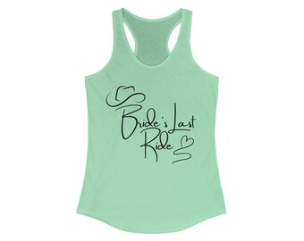 Puede incluir: Una camiseta sin mangas verde claro con la frase "Bride's Last Ride" en escritura negra, con un dibujo de un sombrero de vaquero y un corazón. La camiseta sin mangas es de color liso y tiene cuello redondo.