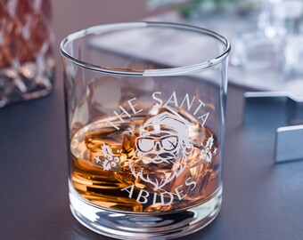 刻印入りロックグラス、10オンス - The Santa Abides | ホリデードリンクウェア、クリスマスギフト、パーソナライズされたバーウェア、ウイスキーグラス、カクテルグラス