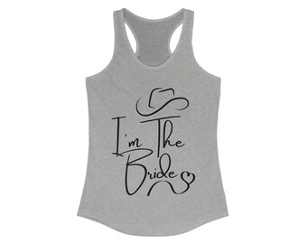 Puede incluir: Camiseta de tirantes gris con un gráfico negro que dice "I'm the Bride" con un sombrero de vaquero sobre el texto y un corazón después de la palabra "Bride".