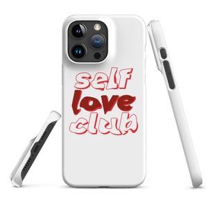 Puede incluir: Carcasa blanca para iPhone con un gráfico rojo y blanco que dice "self love club".