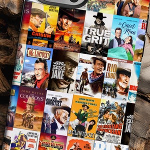 Puede incluir: Funda de teléfono con un collage de carteles de películas del oeste vintage. La imagen presenta varios títulos de películas y la imagen de John Wayne, con una mezcla de colores y texto. Diseñada para un smartphone.