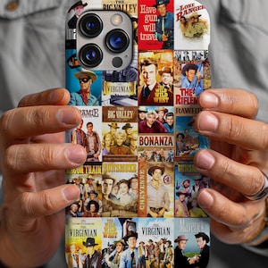 Puede incluir: Una funda de teléfono con un collage de carteles de películas del oeste vintage. Los carteles incluyen títulos como "The Virginian", "The Wild Wild West", "Bonanza", "Gunsmoke", "Maverick" y "The Rifleman".