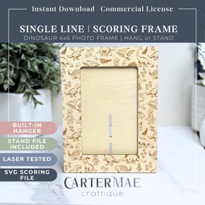 Peut inclure: Un cadre photo en bois avec un motif de dinosaures. Le cadre est conçu pour contenir une photo de 10,2 x 15,2 cm et peut être accroché ou posé sur une surface. Le cadre est découpé au laser et possède un cintre intégré.