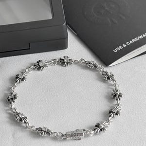 Silber Metall Strass Kreuz Armband | Vintage Y2K Punk Streetwear Schmuck, stilvolles Unisex Silber Geschenk, Edgy Mode-Accessoire