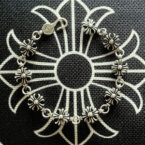 Pulsera punk vintage Y2K con cadena de metal plateado con dije de dado y cruz. Joyería urbana moderna para hombre o mujer. Regalo gótico grunge, punk rock.