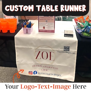 Könnte beinhalten: Ein weißer Tischläufer mit einem roten Kreislogo, auf dem "ZOE mental wholeness clinic" steht, und dem Text "zoecounselingnc.com" unter dem Logo. Der Text "Your Logo-Text-Image Here" befindet sich am unteren Rand des Läufers.