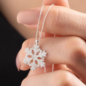 Collana con fiocco di neve in argento sterling: delicato ciondolo invernale