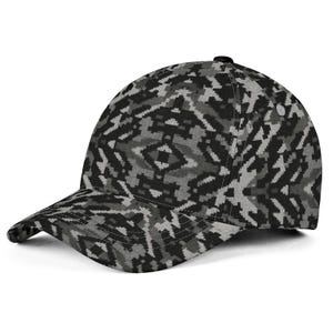 Könnte beinhalten: Baseballcap mit digitalem Tarnmuster in Grau- und Schwarztönen. Die Kappe hat einen gebogenen Schirm und einen schwarzen Knopf oben. Das Design ist ein pixelartiges, geometrisches Muster.