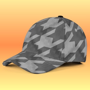 Peut inclure: Une casquette de baseball avec un motif pied-de-poule gris et noir. La casquette présente une calotte structurée, une visière incurvée et un petit bouton noir au sommet. Le tissu affiche un motif géométrique répétitif en nuances de gris.