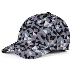 Peut inclure: Casquette de baseball avec un motif géométrique. Le chapeau présente un motif répétitif de triangles dans des tons de gris, noir, blanc et mauve. La casquette a une visière incurvée et un bouton sur le dessus.