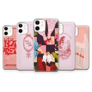 Puede incluir: Conjunto de cinco fundas para teléfono con diferentes diseños. Las fundas son transparentes y presentan diseños en rosa, rojo y blanco. Una funda presenta el texto "call me hot pret", otra presenta el texto "good luck babe", otra presenta un par de piernas con zapatos rojos, otra presenta dos mujeres en una piscina y otra presenta el texto "to go to go to go".