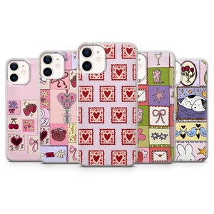 Puede incluir: Una colección de cinco fundas para teléfonos con varios diseños. Las fundas presentan una variedad de patrones, incluyendo corazones, flores y otras ilustraciones lindas. Las fundas son en tonos de rosa, rojo, verde y blanco.