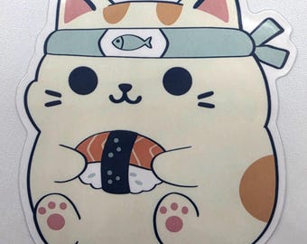 Può includere: Un adesivo con un gatto dei cartoni animati che tiene in mano del sushi. Il gatto ha un corpo color crema, orecchie e cuscinetti rosa. Indossa una fascia blu con un pesce. Il sushi è fatto di salmone e riso.
