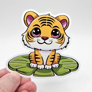 Adesivo de tigre fofo | Animal tigre kawaii em almofada de lírio | Adesivo de garrafa d'água para laptop e celular | Adesivo de vinil à prova de intempéries