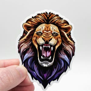 咆哮するライオンのステッカー – 獰猛でカラフルなライオンの頭のビニールデカール | 耐候性ビニールステッカー