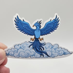 Le majestueux phénix bleu s'élevant des nuages | Autocollant en vinyle résistant aux intempéries
