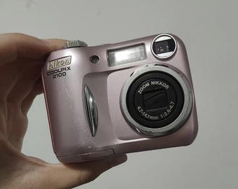Nikon - ケース付き ニコン COOLPIX 2100 File:Nikon Coolpix 2100,1.jpg - Wikimedia Commons