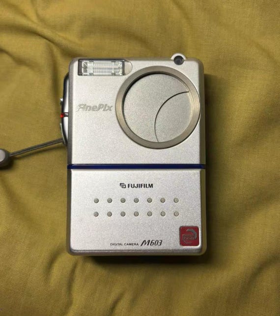 FUJIFILM FINEPIX M603 コンパクトデジタルカメラ Fujifilm FinePix M603 3.1MP 2x Zoom Camera ENGLISH Cradle