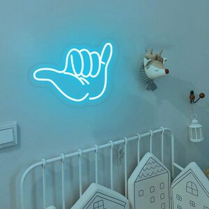 Letrero de neón con forma de mano Shaka, letrero con forma de mano de surfista hawaiano, letrero con forma de gota, decoración de habitación con temática de surf, decoración de pared con temática de surf, regalo de surf para esposo
