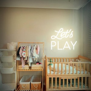 Letreiro de neon "Vamos Brincar", decoração de parede para sala de jogos, arte de parede para berçário, letreiro com letras para parede de brincar, decoração colorida para berçário, decoração de quarto infantil, letreiro "Vamos Brincar"