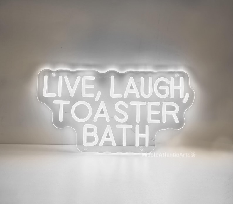 Puede incluir: Un letrero de ne&oacute;n blanco con el texto "Live, Laugh, Toaster Bath" en forma de nube.