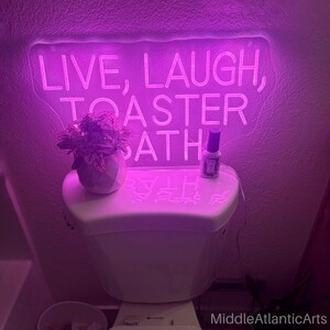 Letrero de neón "Vive, ríe, tostadora" para baño: decoración gótica peculiar para el baño, luz de humor negro, letrero de neón personalizado, letrero de humor para el baño imagen 2