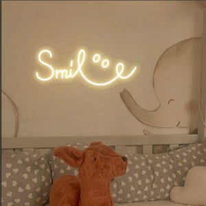 Placa de neon com letras de sorriso, placa de LED com sorriso, presente com luz de sorriso, decoração de quarto infantil, arte de parede para quarto, presente de chá de bebê, decoração de parede para jardim de infância