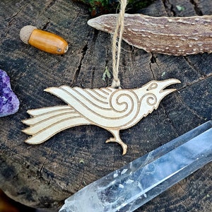Adorno de madera de cuervo celta, adorno navideño de cuervo, decoración de cuervo de Morrigan, decoración pagana del árbol de Navidad, adorno navideño de brujas, amuleto de cuervo