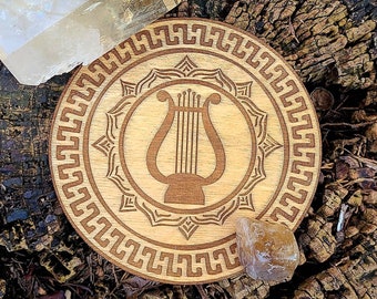 Panneau quadrillé en cristal en bois d'Apollo, grille en cristal du soleil, autel d'Apollon Phoebus, art mural dieu grec, tuile d'autel païen, décoration d'autel, cadeau de sorcellerie
