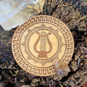 Panneau quadrillé en bois de cristal d'Apollo de 6 po., grille en cristal de soleil, autel d'Apollon de Phoebus, art mural de dieu grec, tuile d'autel païenne, décoration d'autel, cadeau de sorcière