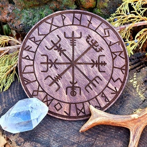 Vegvisir träkristallrutnät, laserskuren björkaltarekakel, nordiska runor, vikingakompass, altarväggdekor, nordisk hednisk dekor, vikingagåva