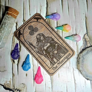 Die Morrigan Gottheit Altar Karte, Morrigan Altar Dekor, Gottheit Arbeit, Pagan Altar Versorgung, Hexenaltar Kristall Kit, keltische Kriegergöttin Kunst Dark Walnut Stain