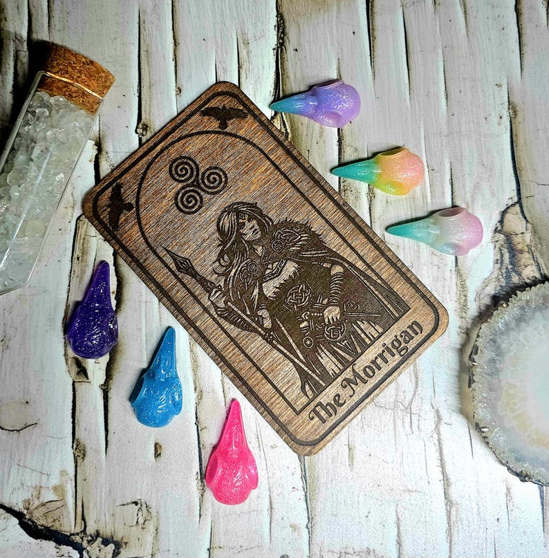 Die Morrigan Gottheit Altar Karte, Morrigan Altar Dekor, Gottheit Arbeit, Pagan Altar Versorgung, Hexenaltar Kristall Kit, keltische Kriegergöttin Kunst Dark Walnut Stain