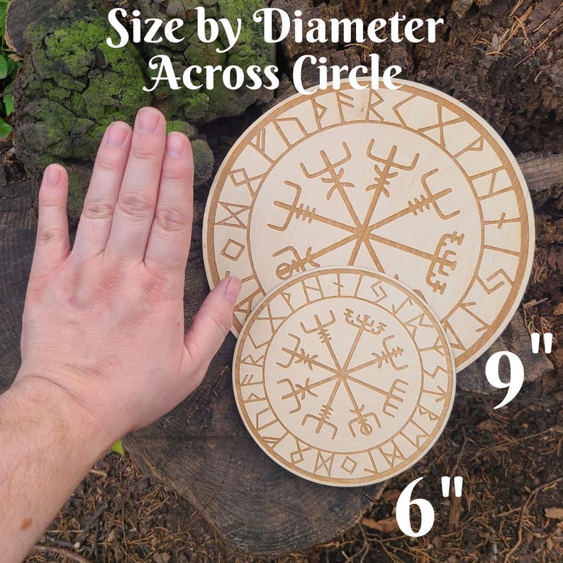 Peut inclure: Deux dessous de verre circulaires en bois avec un motif de boussole viking sculpt&eacute;. Le plus grand mesure 22,86 cm de diam&egrave;tre, le plus petit 15,24 cm. Le texte "Size by Diameter Across Circle" est en haut.