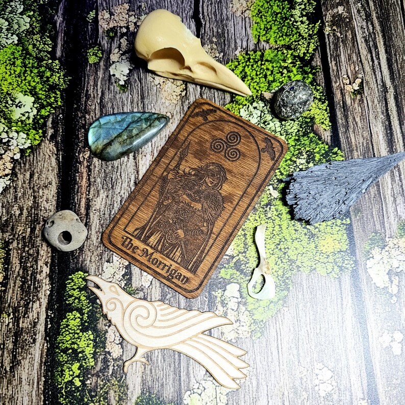 Die Morrigan Gottheit Altar Karte, Morrigan Altar Dekor, Gottheit Arbeit, Pagan Altar Versorgung, Hexenaltar Kristall Kit, keltische Kriegergöttin Kunst Bild 15