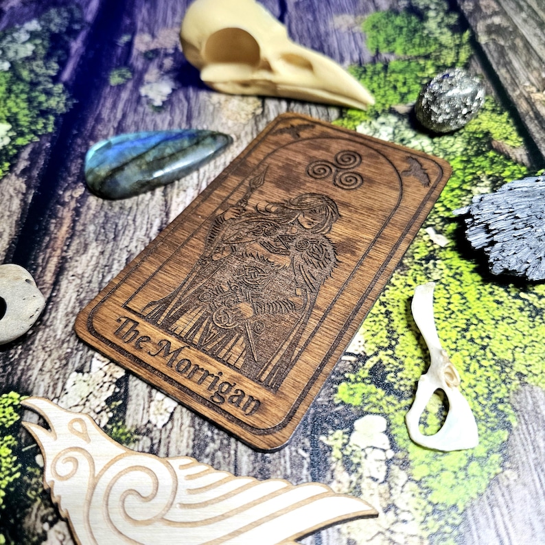 Die Morrigan Gottheit Altar Karte, Morrigan Altar Dekor, Gottheit Arbeit, Pagan Altar Versorgung, Hexenaltar Kristall Kit, keltische Kriegergöttin Kunst Bild 5