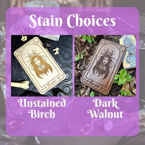 K&ouml;nnte beinhalten: Bild zeigt zwei Tarotkarten aus Holz mit dem Text "Stain Choices". Eine Karte ist unbehandeltes Birkenholz, die andere dunkles Walnussholz. Jede Karte zeigt ein eingraviertes Design einer Frau mit mehreren Gesichtern, einem Halbmond und dem Wort "Hekate".