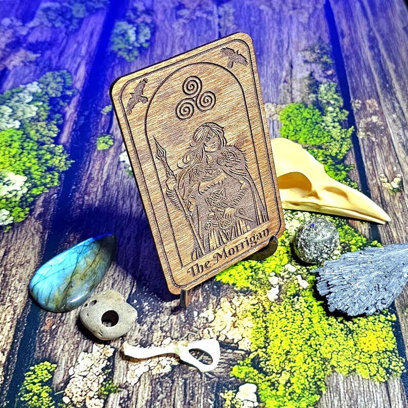 Die Morrigan Gottheit Altar Karte, Morrigan Altar Dekor, Gottheit Arbeit, Pagan Altar Versorgung, Hexenaltar Kristall Kit, keltische Kriegergöttin Kunst Bild 11
