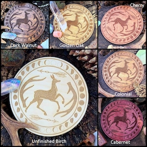 Peut inclure: Ensemble de dessous de verre en bois avec des motifs de cerfs grav&eacute;s. Les dessous de verre sont disponibles en diff&eacute;rentes finitions de bois, dont le noyer fonc&eacute;, le ch&ecirc;ne dor&eacute;, le cerisier, le colonial, le bouleau non fini et le cabernet.