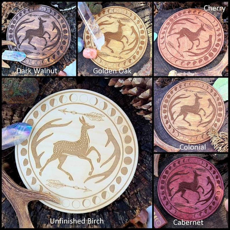 Peut inclure: Ensemble de dessous de verre en bois avec des motifs de cerfs grav&eacute;s. Les dessous de verre sont disponibles en diff&eacute;rentes finitions de bois, dont le noyer fonc&eacute;, le ch&ecirc;ne dor&eacute;, le cerisier, le colonial, le bouleau non fini et le cabernet.