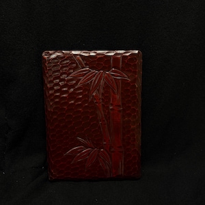 Scatola Kamakura-bori in lacca rossa, intagliata in bambù giapponese/lacca/suzuribako/custodia per calligrafia/prodotta in Giappone/spedizione gratuita