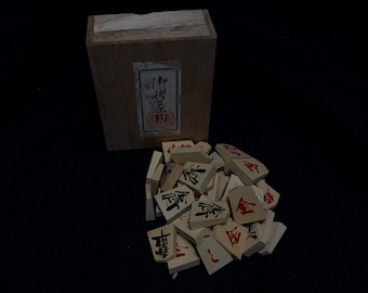 Japanisches Vintage-Shogi-Spielset aus Holz / Koma-Set / Aufbewahrungsbox / Shogi-Figuren / Holzbox / Japanischer Vintage-Stil / Kanji / Traditionell / Hergestellt in Japan