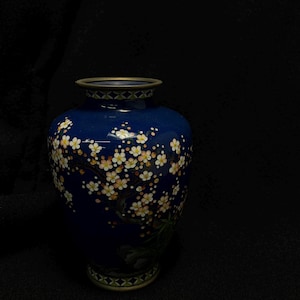 以下が含まれることがあります： 斑点のあるマット仕上げのセラミックマグカップ3個セット。マグカップはクリーム色、ライトグレー、ダークグレーの色合いです。各マグカップはシンプルでミニマリストなデザインで、丸みを帯びたハンドルが付いています。