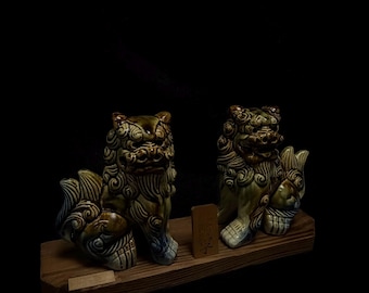 Figura de león Shisa de Okinawa, de cerámica, con base de madera, símbolo de protección y buena fortuna.
