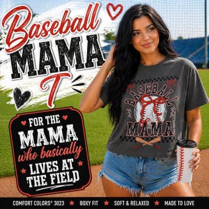 Może przedstawiać: Ciemnoszara koszulka baseball mama z grafiką baseball i napisem "Baseball Mama". Koszulka ma również napis "For the Mama who basically lives at the field". Koszulka jest połączona z dżinsowymi szortami.