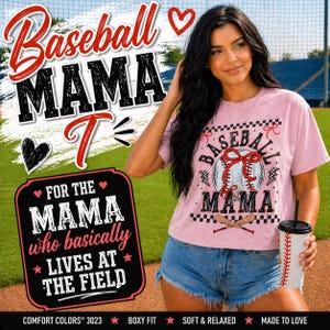 Może przedstawiać: Różowa koszulka Baseball Mama z grafiką baseballową i tekstem. Koszulka ma pudełkowy krój i jest wykonana z miękkiego, luźnego materiału. Obraz zawiera również tekst "Dla Mamy, która zasadniczo mieszka na boisku".
