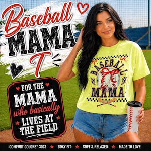 Może przedstawiać: Kobieta w neonowo-żółtej koszulce z grafiką baseballową i napisem "Baseball Mama". Koszulka jest połączona z dżinsowymi szortami. W jej ręku znajduje się kubek z motywem baseballowym. Tekst na koszulce zawiera "For the Mama who basically lives at the field."