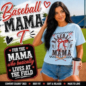 Może przedstawiać: Jasnoniebieska koszulka z grafiką baseballową i napisem "Baseball MAMA". Obraz zawiera również tekst "For the MAMA who basically LIVES AT THE FIELD". Kobieta trzyma kubek z motywem baseballowym.